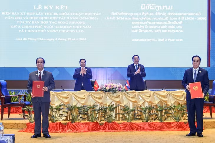 Hai Thủ tướng chứng kiến lễ ký kết các Văn kiện hợp tác giữa Bộ Giáo dục và Đào tạo hai nước. (Ảnh: VGP/Nhật Bắc)