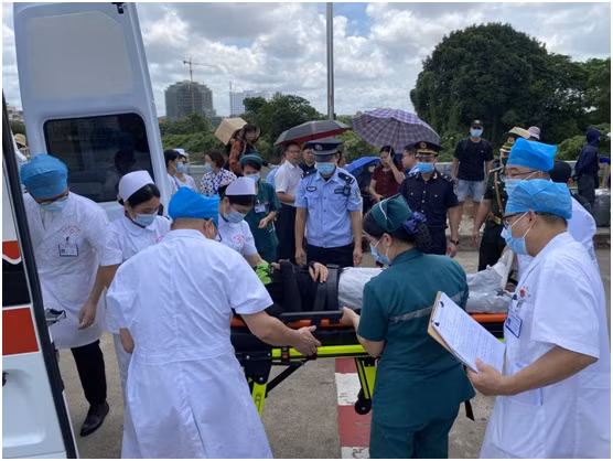 Nhân viên hai nước Việt -Trung bàn giao bệnh nhân. Ảnh: Bệnh viện Nhân dân thành phố Đông Hưng