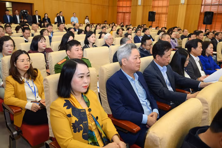 Các đại biểu và cử tri tham dự Hội nghị. (Ảnh: ĐĂNG KHOA)