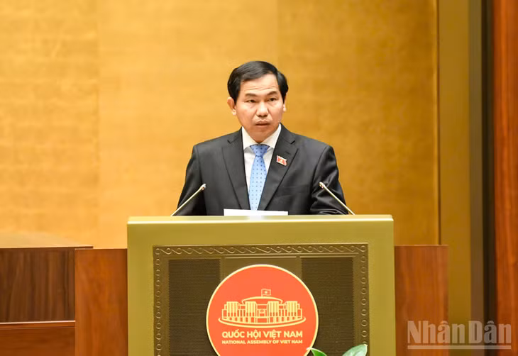 Tổng Thư ký Quốc hội, Chủ nhiệm Văn phòng Quốc hội Lê Quang Mạnh trình bày Tờ trình. (Ảnh: DUY LINH)