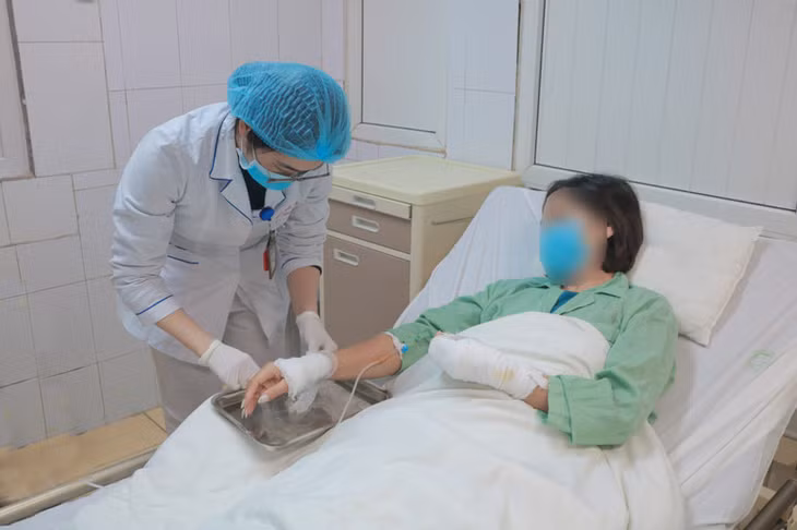 Bệnh nhân bị bỏng cánh tay.