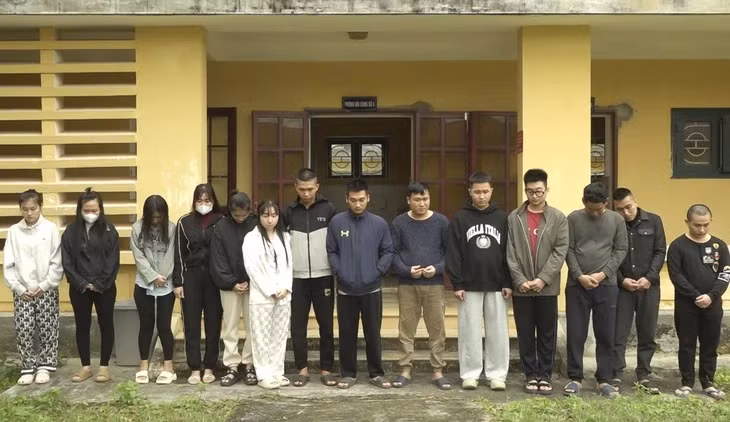 Nhóm nghi phạm trong ổ lừa đảo ở Campuchia vừa bị bắt giữ - Ảnh: T.G