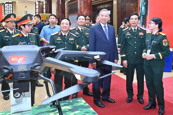 Tổng Bí thư Tô Lâm và các đại biểu tham quan triển lãm thành tựu an ninh quốc phòng tại Đại hội Thi đua Quyết thắng toàn quân lần thứ XI. (Ảnh: ĐĂNG KHOA)
