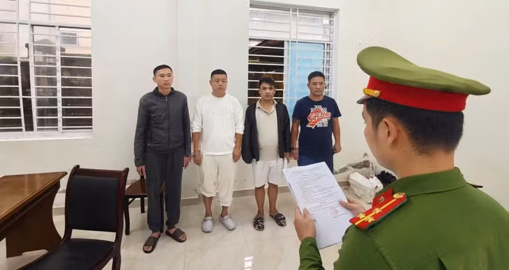 Cơ quan điều tra tống đạt các quyết định - Ảnh: H.B.