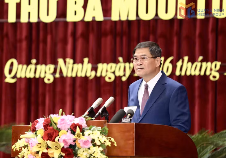 Đồng chí Bùi Văn Khắng, Phó Bí thư Tỉnh ủy, Chủ tịch UBND tỉnh, phát biểu tại Kỳ họp.