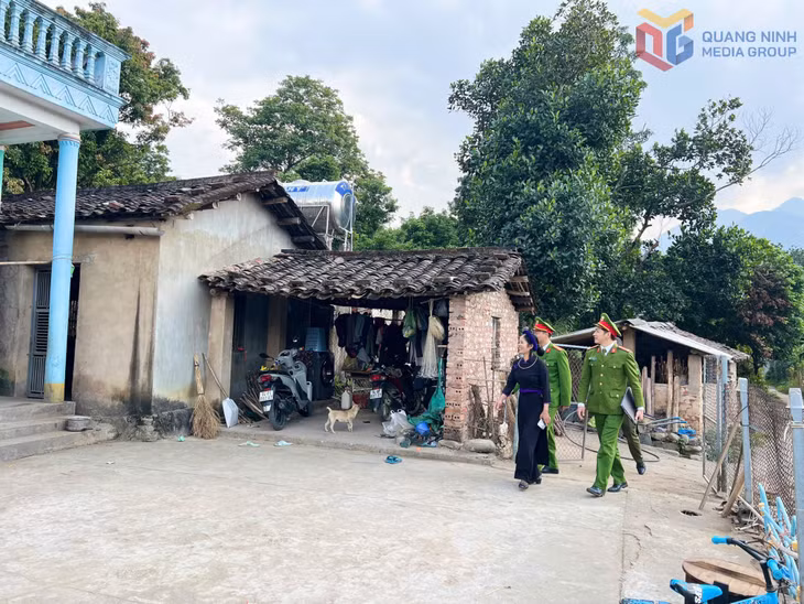 Công an xã Lục Hồn phối hợp với cán bộ thôn Bản Cáu tuyên truyền phòng, chống ma túy đến từng hộ dân.