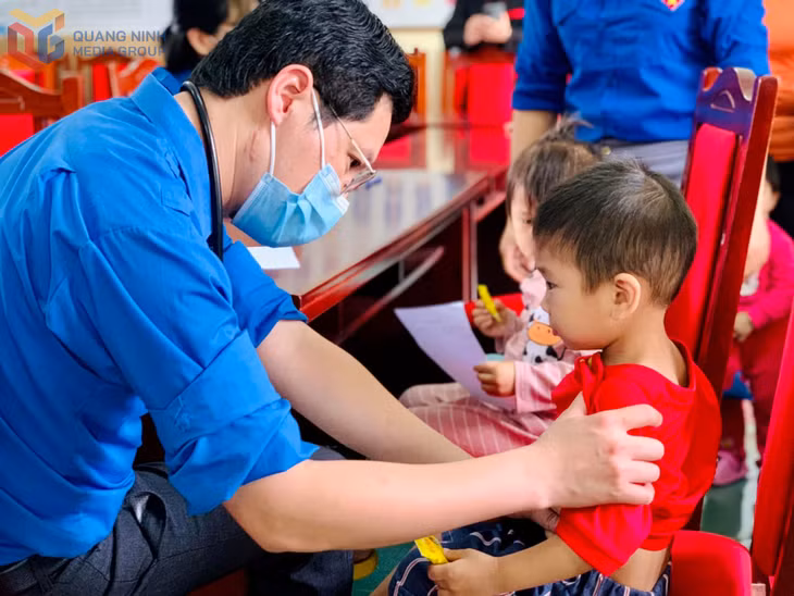 Các thầy thuốc trẻ đem kiến thức, tâm huyết của mình đến với bà con.
