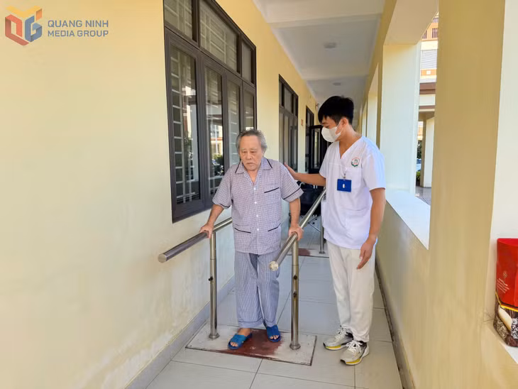 Nhân viên Trung tâm Trợ giúp xã hội Quảng Ninh chăm sóc người cao tuổi thuộc diện bảo trợ xã hội. 