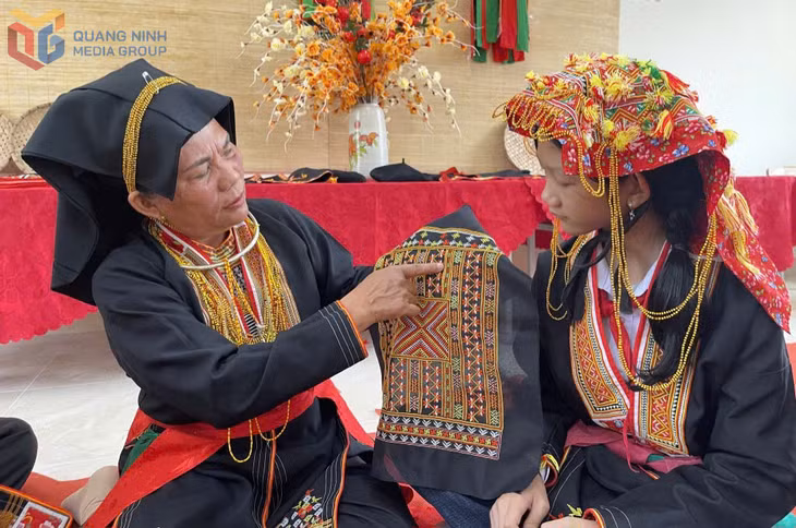 Tri thức dân gian nghệ thuật may và trang trí trên trang phục của người Dao Thanh Phán Quảng Ninh đã được ghi vào Danh mục di sản văn hóa phi vật thể quốc gia năm 2025. Ảnh: Đinh Hằng
