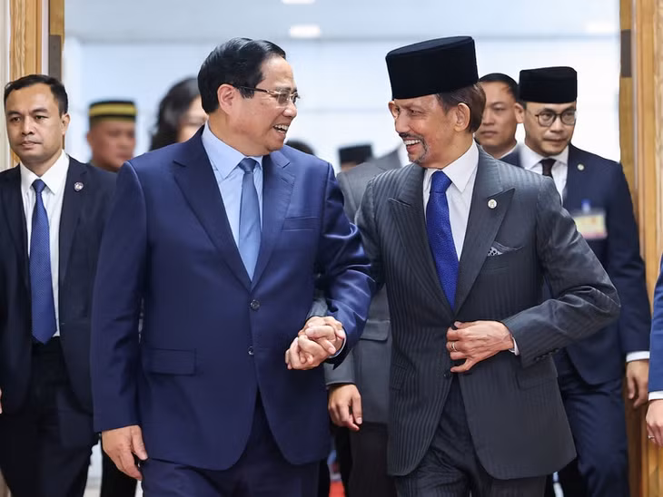 Thủ tướng Chính phủ Phạm Minh Chính nhiệt liệt chào mừng Quốc vương Haji Hassanal Bolkiah và Đoàn đại biểu cấp cao Brunei sang thăm Việt Nam - Ảnh: VGP/Nhật Bắc