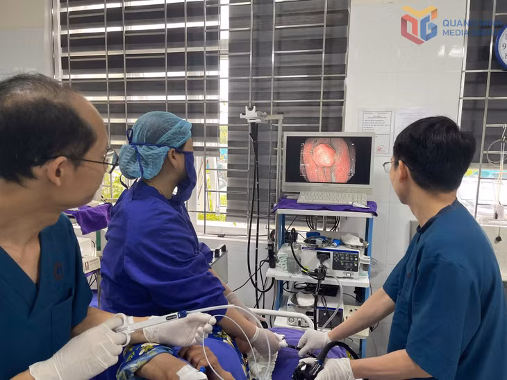 Bác sĩ Bệnh viện Đa khoa tỉnh Quảng Ninh phẫu thuật cắt polyp dạ dày cho bệnh nhân. Ảnh: Bệnh viện Đa khoa tỉnh.