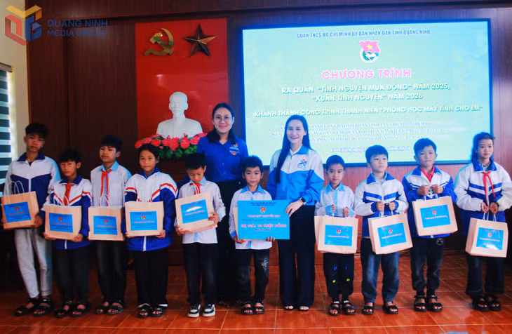 Đoàn Thanh niên UBND tỉnh trao cho học sinh trường Tiểu học, THCS Cái Chiên.