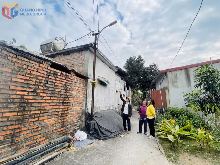 Người dân tổ 44, khu Hà Trung 4 (phường Hà Lầm) lo lắng vì tình trạng các cột điện sắt han gỉ, xuống cấp, nằm sát mái nhà.