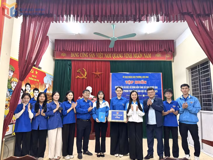 Lãnh đạo Tỉnh đoàn Quảng Ninh tặng quà đội hình thanh niên tình nguyện hỗ trợ người dân cài đặt và sử dụng ứng dụng Etax Mobile trên địa bàn phường Liên Hòa.