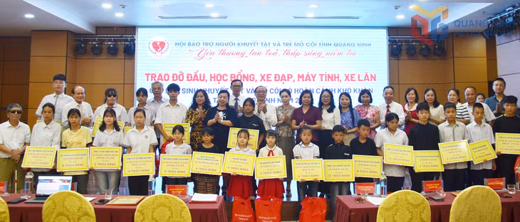 Hội Bảo trợ NKT-TMC tỉnh cùng đại diện các sở, ban, ngành, nhà hảo tâm trao đỡ đầu cho học sinh khuyết tật, mồ côi có hoàn cảnh khó khăn, nỗ lực vươn lên trong học tập tháng 8/2025.