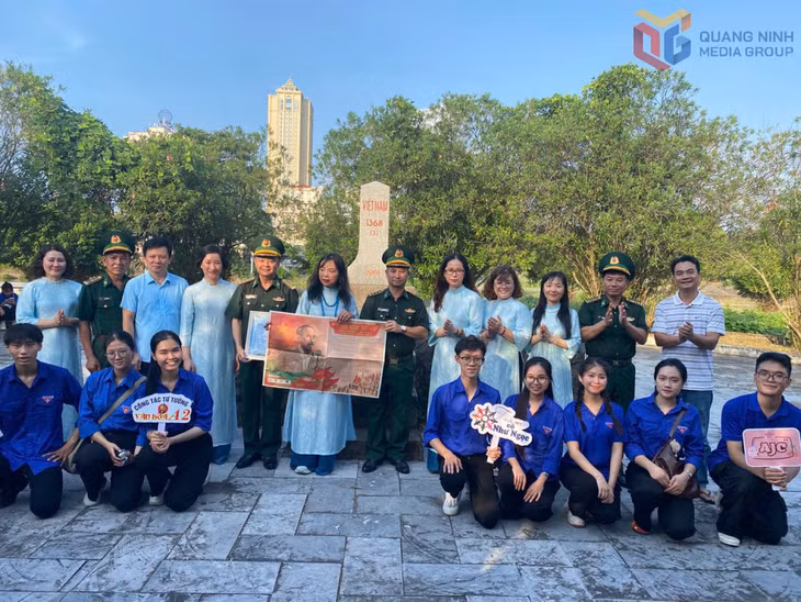 Cán bộ Đồn Biên phòng Cửa khẩu Quốc tế Móng Cái tặng tài liệu cho những người tham gia 