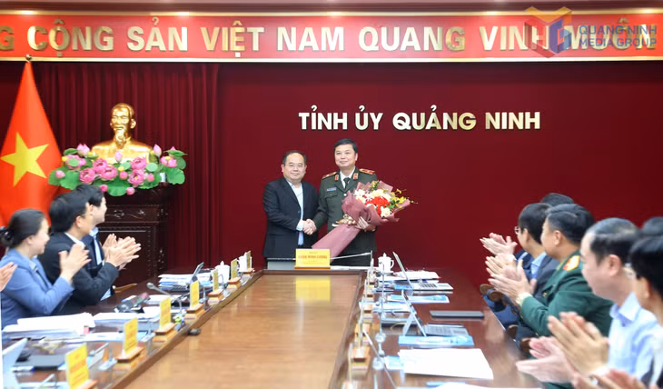 Đồng chí Quản Minh Cường, Bí thư Tỉnh ủy, Trưởng Đoàn ĐBQH tỉnh tặng hoa chúc mừng đồng chí Thiếu tướng Nguyễn Tiến Trung, Ủy viên BTV Tỉnh ủy, Giám đốc Công an tỉnh.