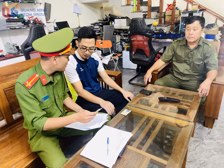 Cán bộ Công an xã Ba Chẽ hướng dẫn người dân kê khai thông tin phương tiện.