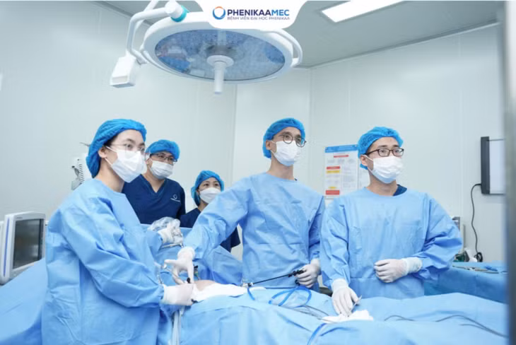 Ê-kíp bác sĩ Khoa Phụ làm chủ kỹ thuật nội soi, thực hiện thành công nhiều ca khó.