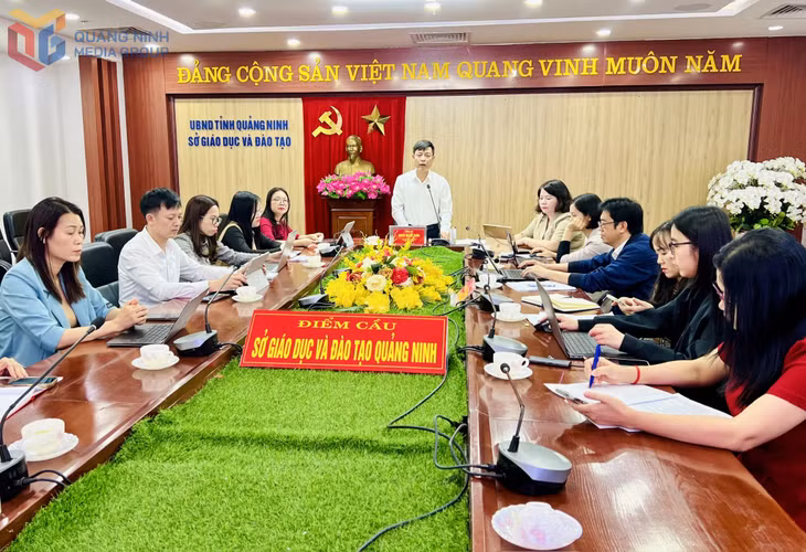 Lãnh đạo Sở GD&ĐT quán triệt nội dung Nghị quyết.
