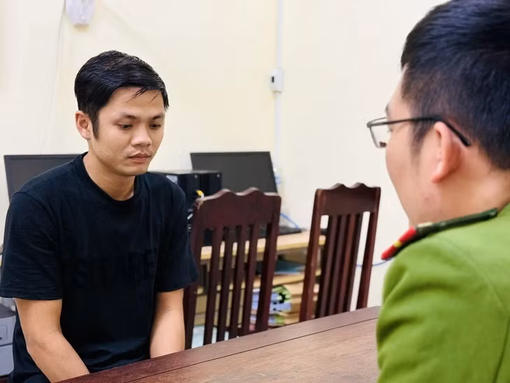 Tài xế xe tải Ngô Trọng Trí tại cơ quan công an - Ảnh: HỒNG NHUNG