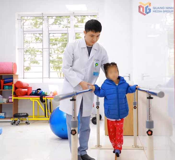 Trị liệu cho trẻ tại Bệnh viện Sản nhi Quảng Ninh.