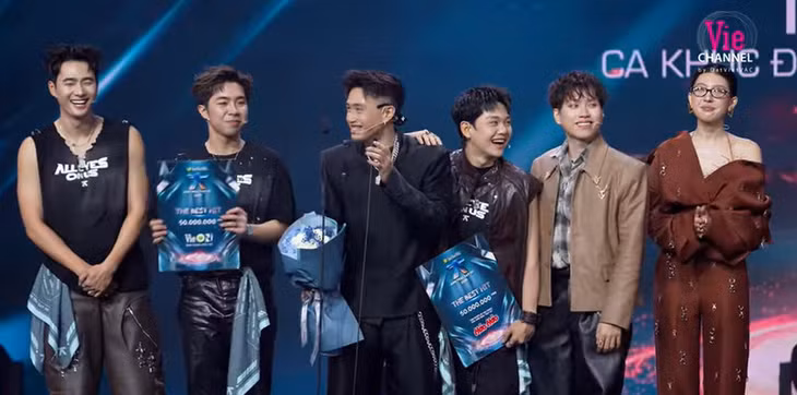 Team của “Sớm muộn thì” - Ca khúc được nghe và xem nhiều nhất trên đa nền tảng. Ảnh: Nhà sản xuất