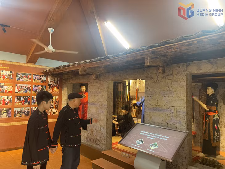 Các giá trị văn hoá của người Dao Thanh Y thông qua màn hình cảm ứng được lắp đặt ngay trong Nhà trưng bày không gian văn hóa người Dao Thanh Y (phường Yên Tử).