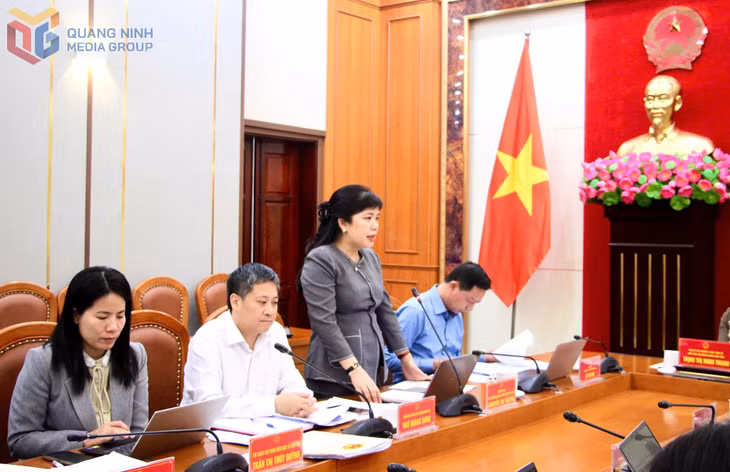 Đồng chí Nguyễn Thị Thu Hà, Phó Trưởng Đoàn ĐBQH tỉnh, phát biểu tại phiên họp.