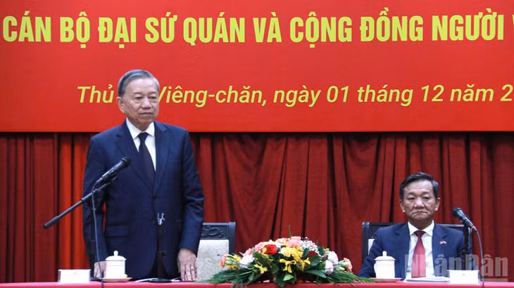 Tổng Bí thư Tô Lâm và Đại sứ Việt Nam tại Lào Nguyễn Minh Tâm.
