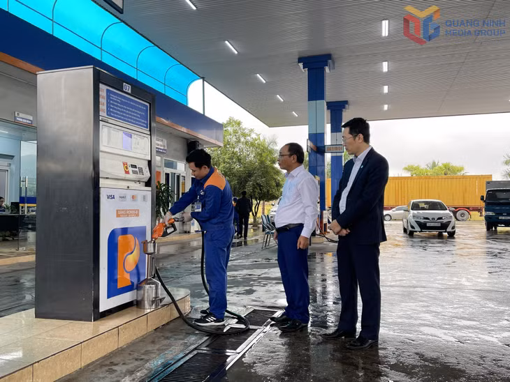 Cán bộ Công ty TNHH MTV Petrolimex Quảng Ninh kiểm tra chất lượng và nhập nguồn hàng vào kho tại các cửa hàng phân phối trên địa bàn tỉnh.
