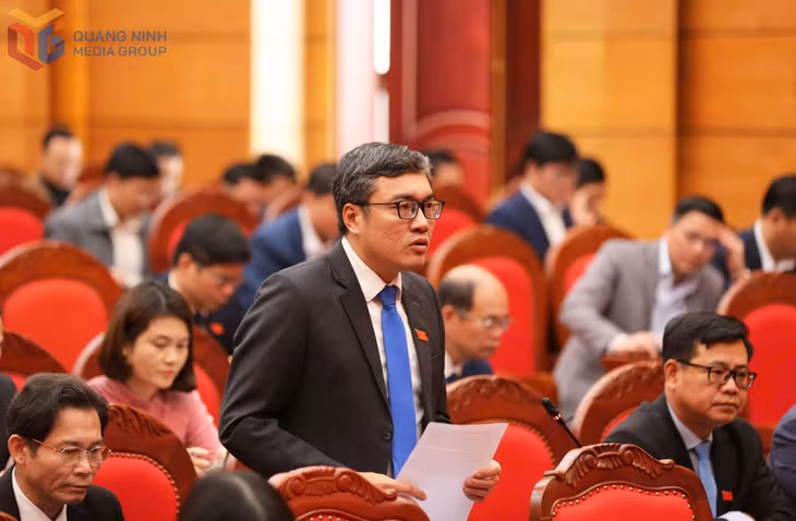 Đại biểu Nguyễn Anh Tuấn chất vấn vấn đề tình trạng ngập lụt do mưa lớn, triều cường dâng ảnh hưởng đến đời sống người dân.