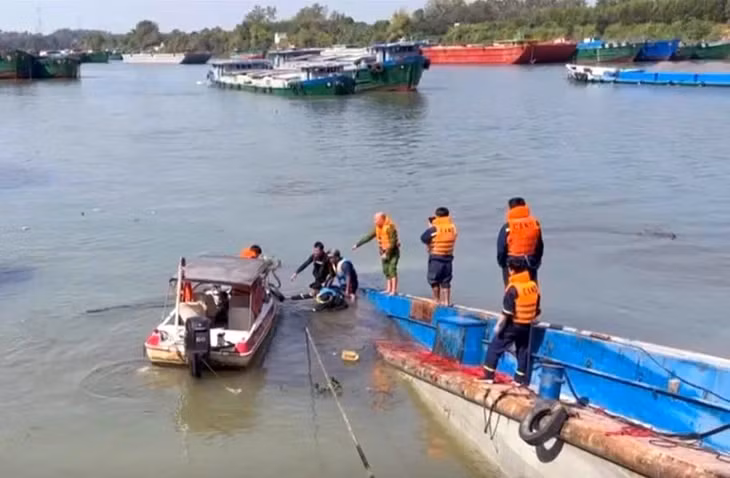 Hiện trường vụ chìm tàu chở đá khiến một người gặp nạn - Ảnh: Công an Đồng Nai