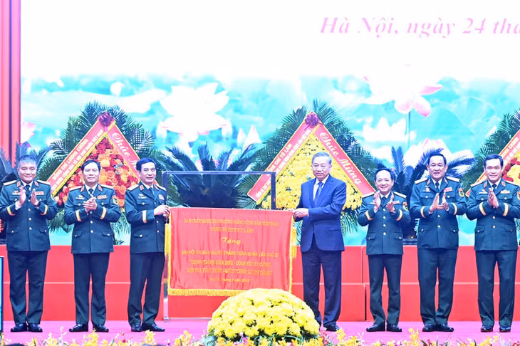 Tổng Bí thư Tô Lâm trao bức trướng tặng Đại hội Thi đua Quyết thắng toàn quân lần thứ XI. (Ảnh: ĐĂNG KHOA)