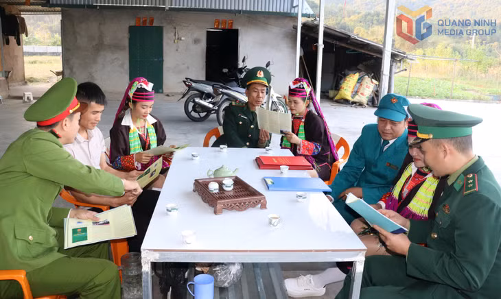 Lực lượng chức năng xã Quảng Đức tuyên truyền, vận động nhân dân bản Mốc 13 tuân thủ quy định của pháp luật, tham gia bảo vệ đường biên, cột mốc.