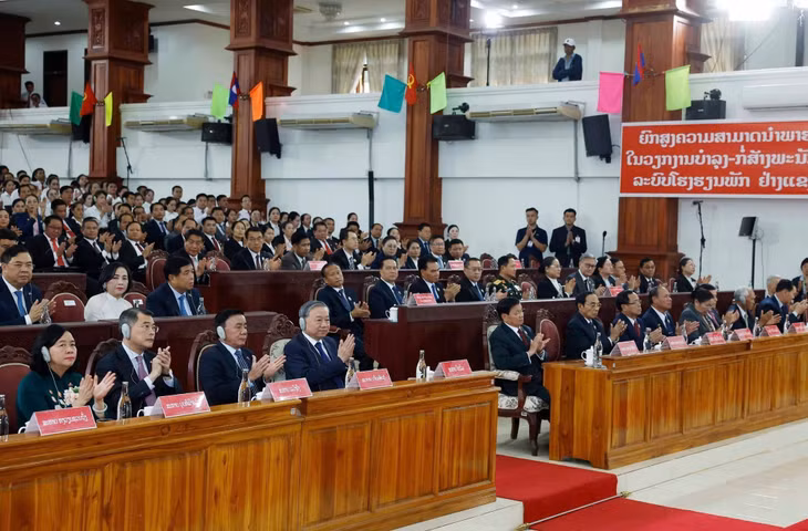 Tổng Bí thư Tô Lâm và Tổng Bí thư, Chủ tịch nước Lào Thongloun Sisoulith cùng các lãnh đạo cấp cao của hai nước và đại biểu tại sự kiện. (Ảnh: THỐNG NHẤT/TTXVN)