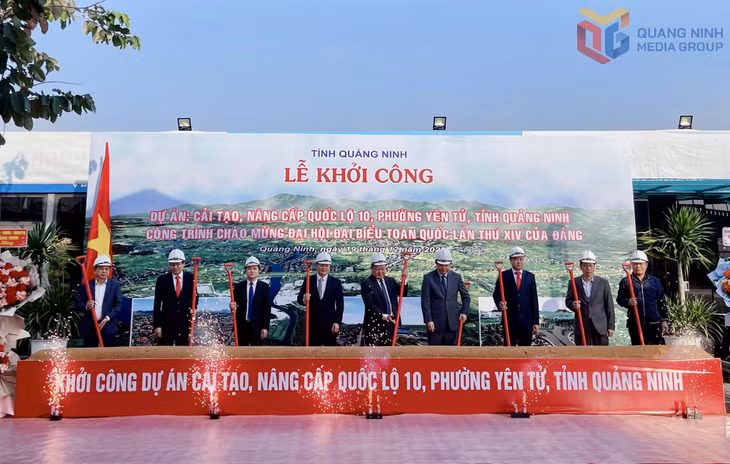 Đại biểu thực hiện nghi lễ khởi công Dự án Cải tạo, nâng cấp Quốc lộ 10, phường Yên Tử.