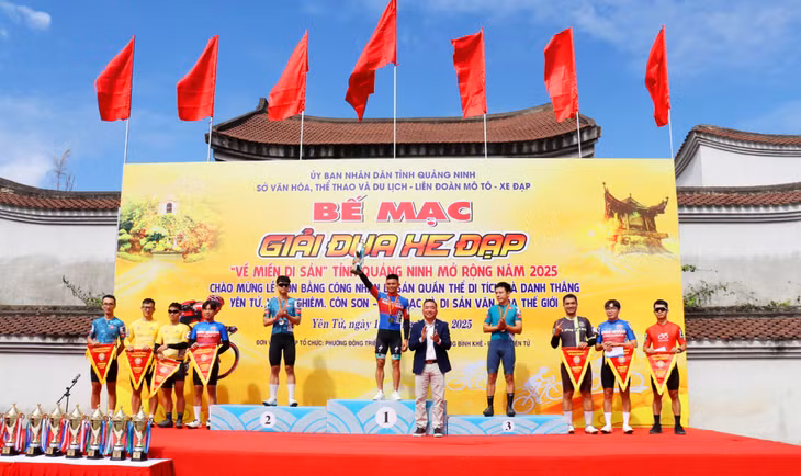 Ban tổ chức trao giải cho các vận động viên xuất sắc nhất về đích ở nội dung nam trẻ đường trường.