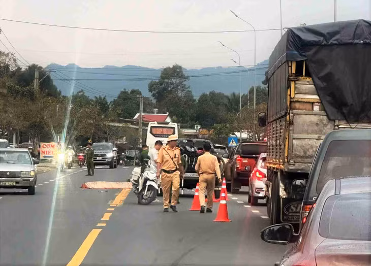Cơ quan công an khám nghiệm hiện trường vụ tai nạn giao thông. Ảnh: Phúc Khánh