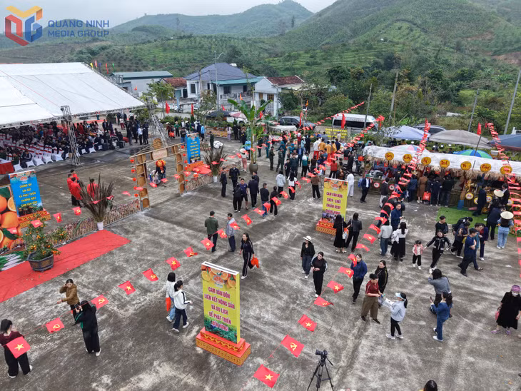 Đông đảo người dân, du khách đến trải nghiệm lễ hội cam Vân Đồn.