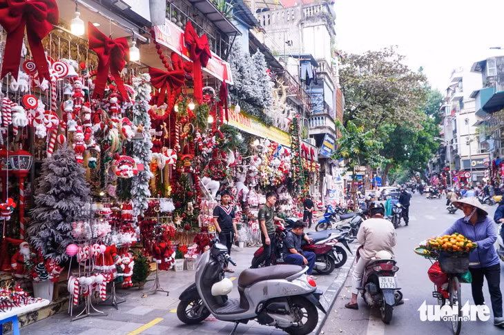 Phố Hàng Mã được trang hoàng rực rỡ - Ảnh: PHẠM TUẤN