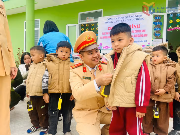 Đoàn thanh niên CSGT tặng thêm áo ấm cho trẻ em vùng cao.