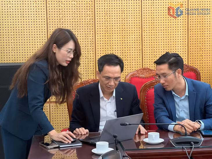 Lãnh đạo Sở KH&amp;CN thực hành ứng dụng công nghệ Al trong công tác quản lý KHCN.