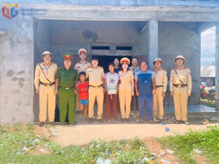 Cán bộ, chiến sĩ Phòng CSGT Công an tỉnh thăm, tặng quà cho em Ninh Thị Lan Anh, trú tại thôn Khe Tràn, xã Lương Minh.