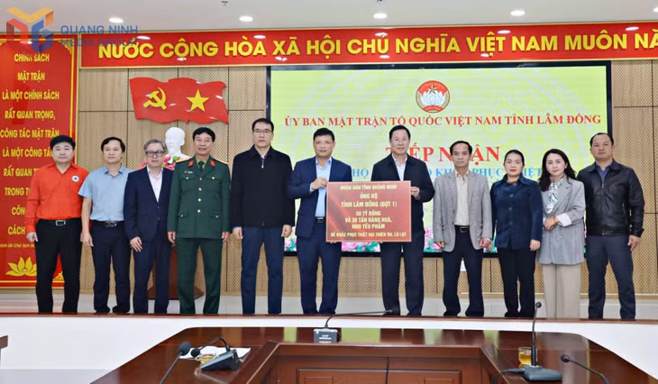 Thay mặt Đảng bộ, chính quyền và nhân dân tỉnh Quảng Ninh, đồng chí Nghiêm Xuân Cường, Phó Chủ tịch HĐND tỉnh Quảng Ninh, trao kinh phí, nhu yếu phẩm ủng hộ tỉnh Lâm Đồng.