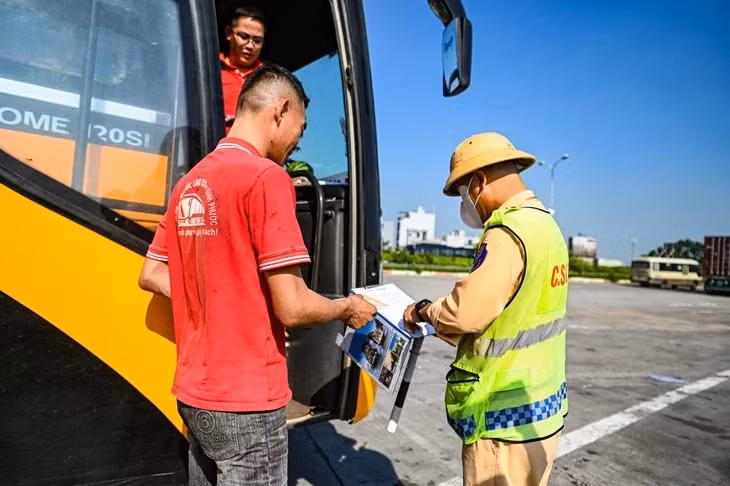 Cảnh sát kiểm tra xe khách trên cao tốc Pháp Vân - Cầu Giẽ - Ảnh: HỒNG QUANG