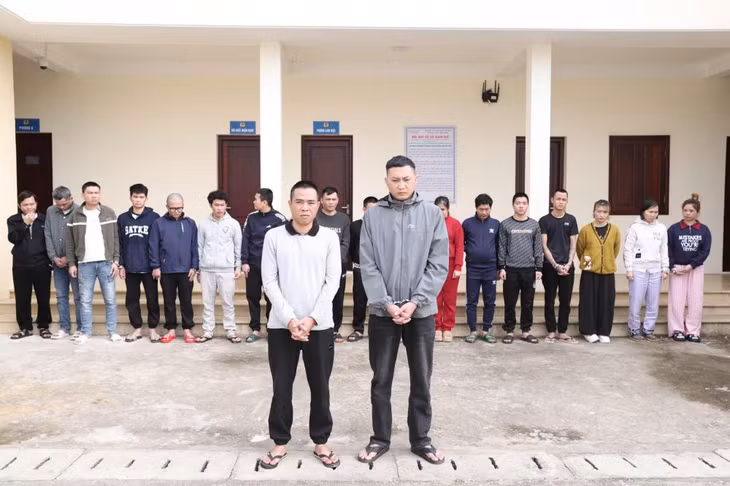 2 đối tượng cầm đầu cùng đồng phạm của đường dây lừa đảo bị triệt phá. Ảnh: Công an Hà Tĩnh.