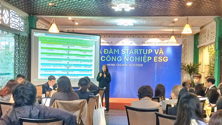 Diễn giả thuyết trình về khu công nghiệp ESG.