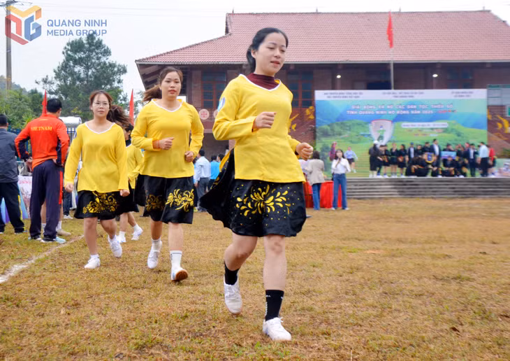 Các cô gái Tày tới từ xã Hòa An (Tuyên Quang) khởi động trước khi bước vào trận đấu.