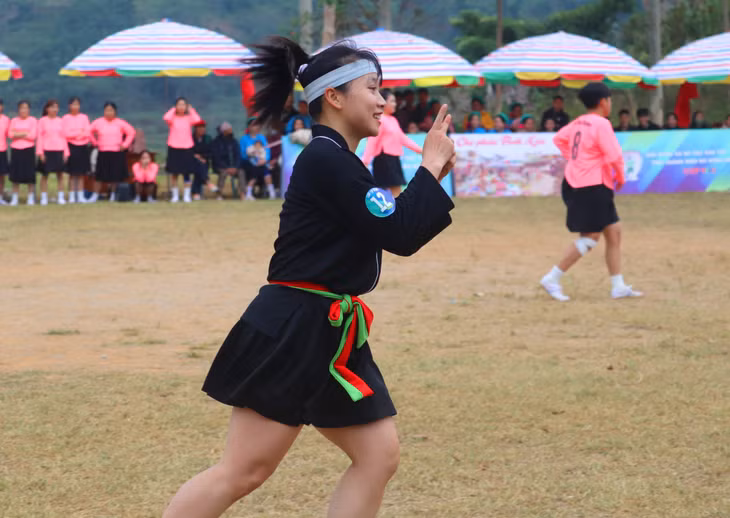 Tri ân khán giả khi ghi bàn.